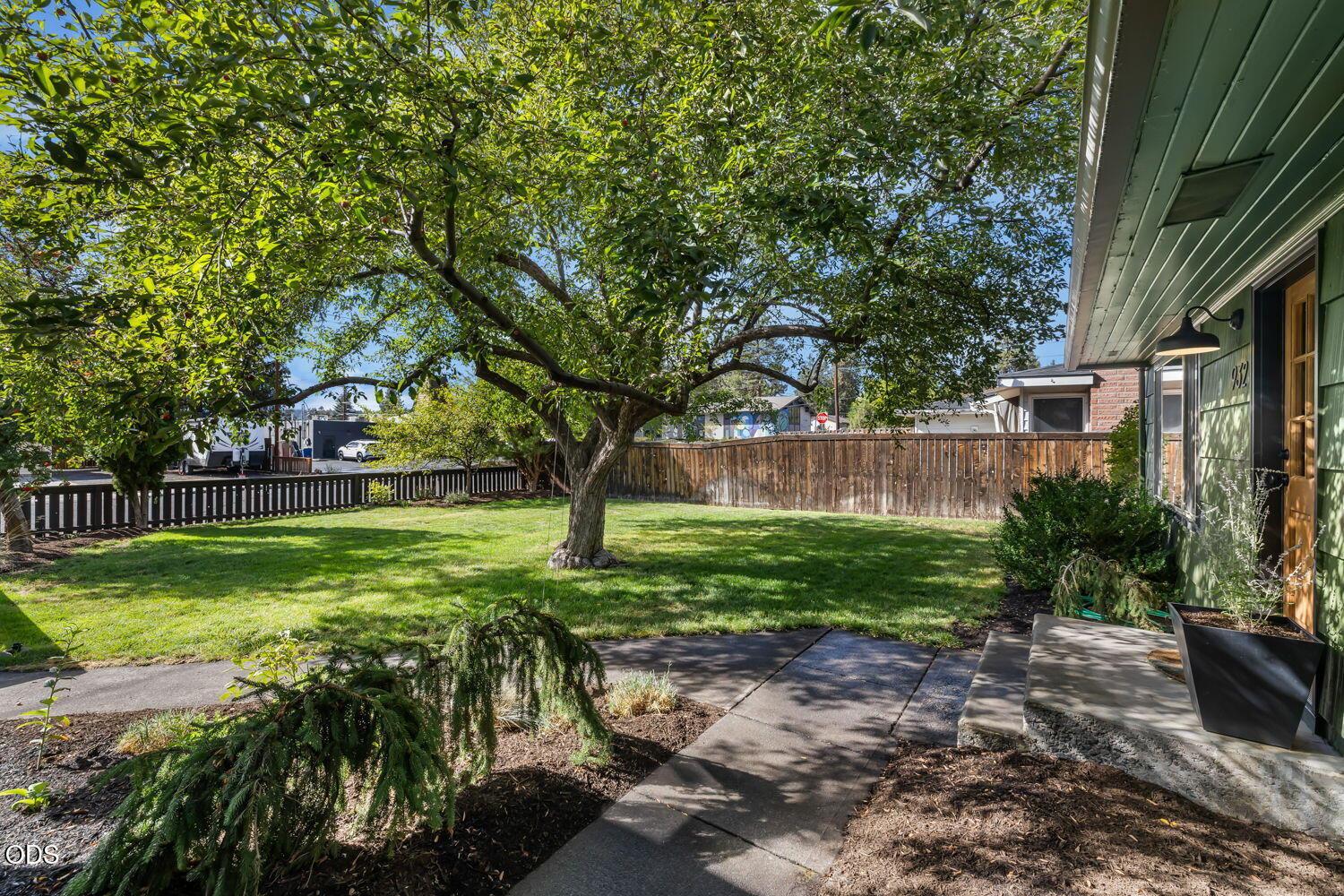 Photo of 932 NE 10th Street 6 of 50