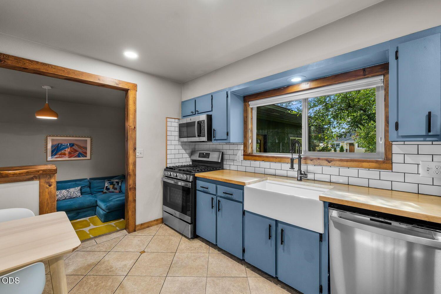 Photo of 932 NE 10th Street 16 of 50