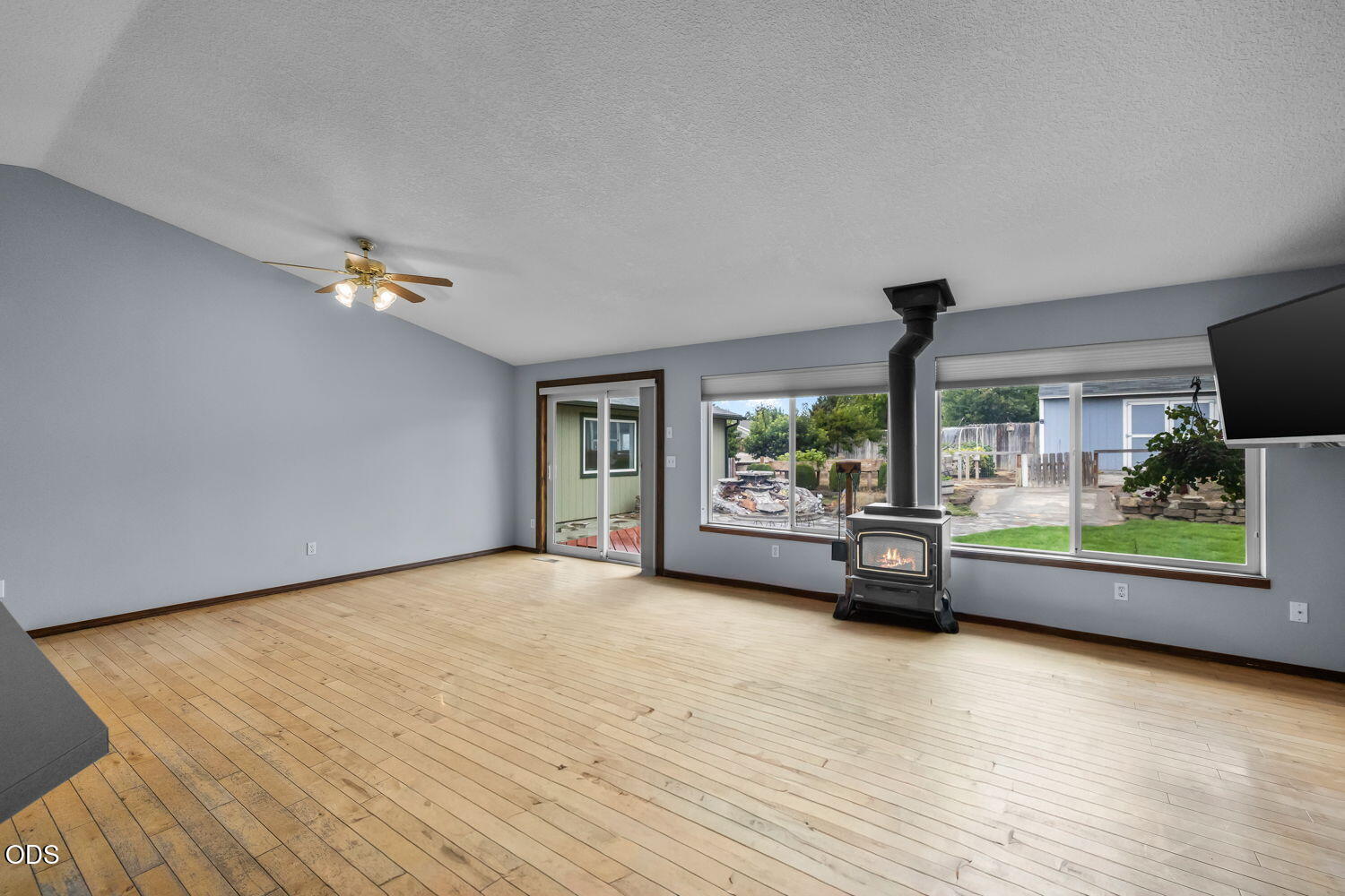 Photo of 1287 NE Mountain Ash Road 4 of 30
