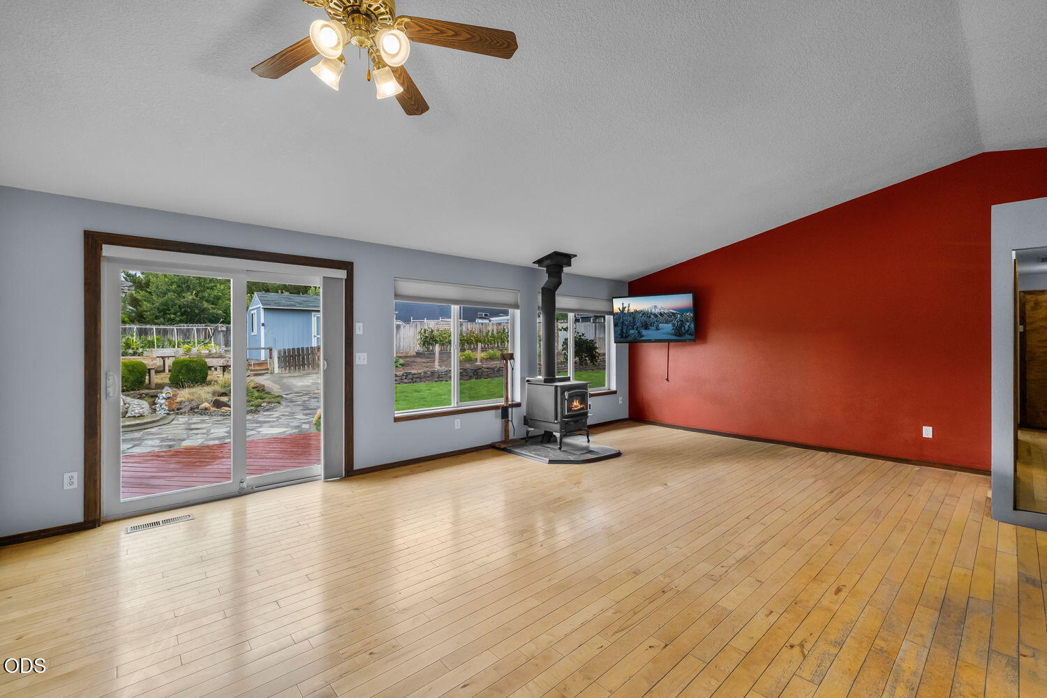 Photo of 1287 NE Mountain Ash Road 5 of 30
