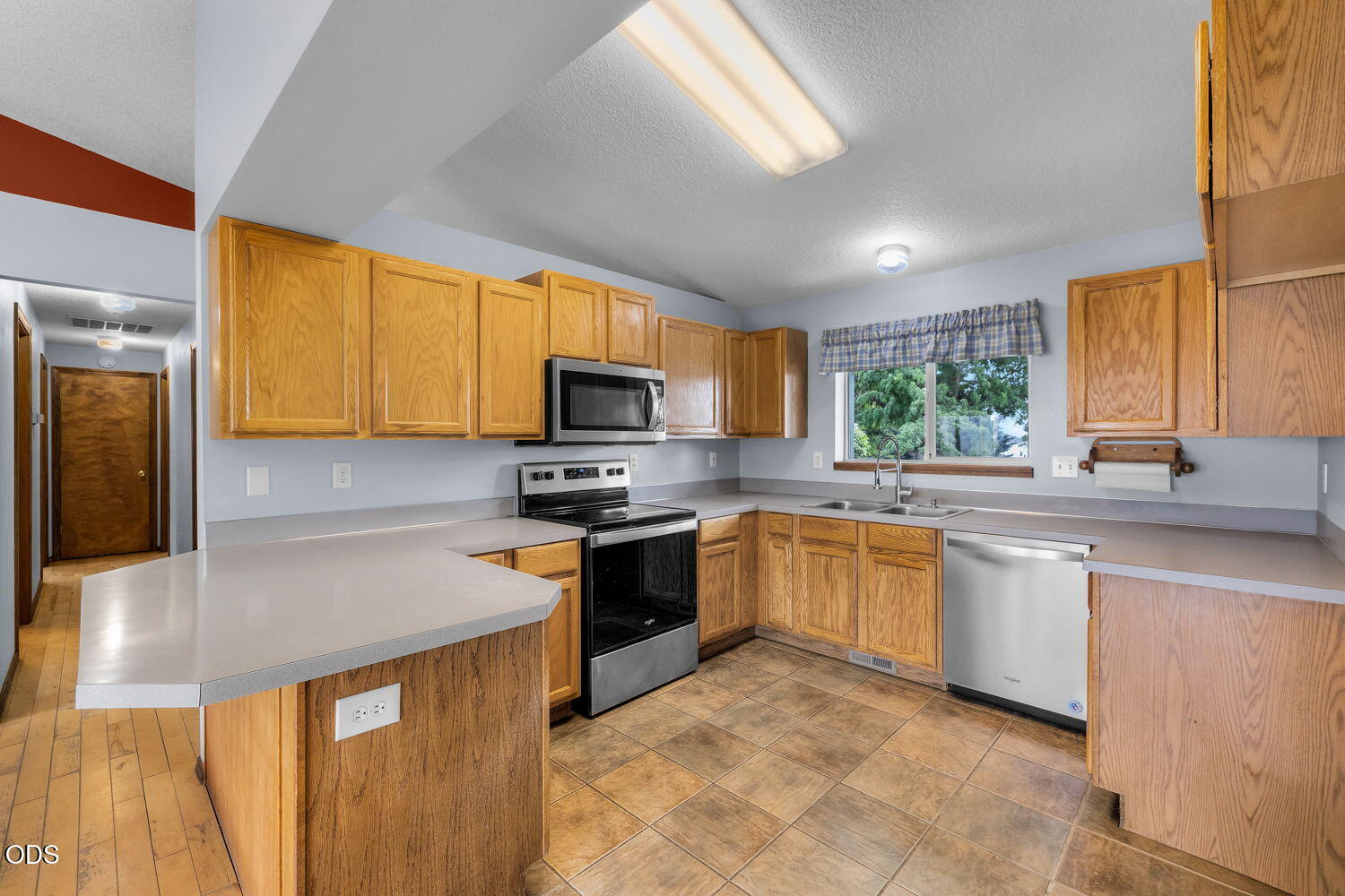Photo of 1287 NE Mountain Ash Road 8 of 30
