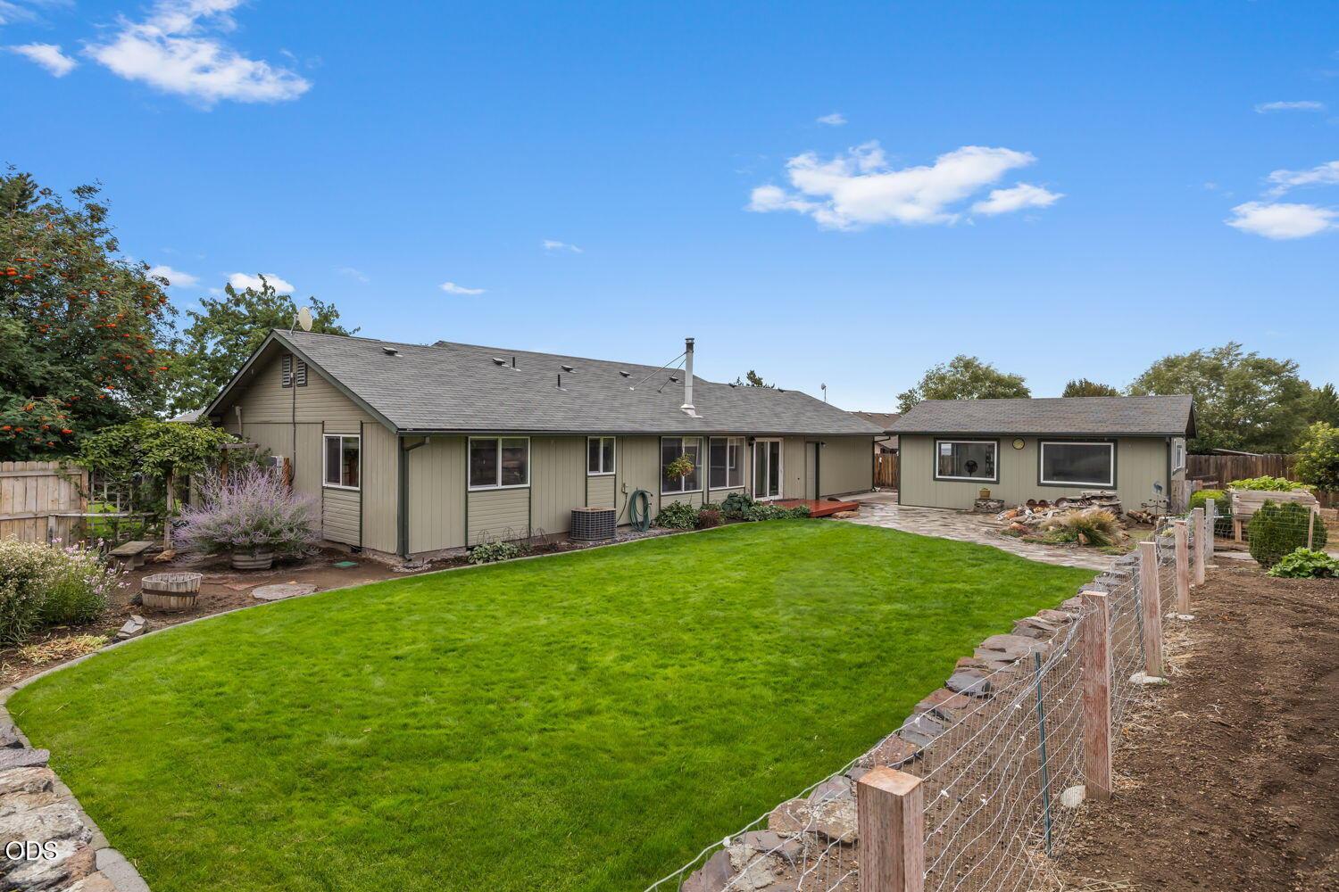 Photo of 1287 NE Mountain Ash Road 22 of 30