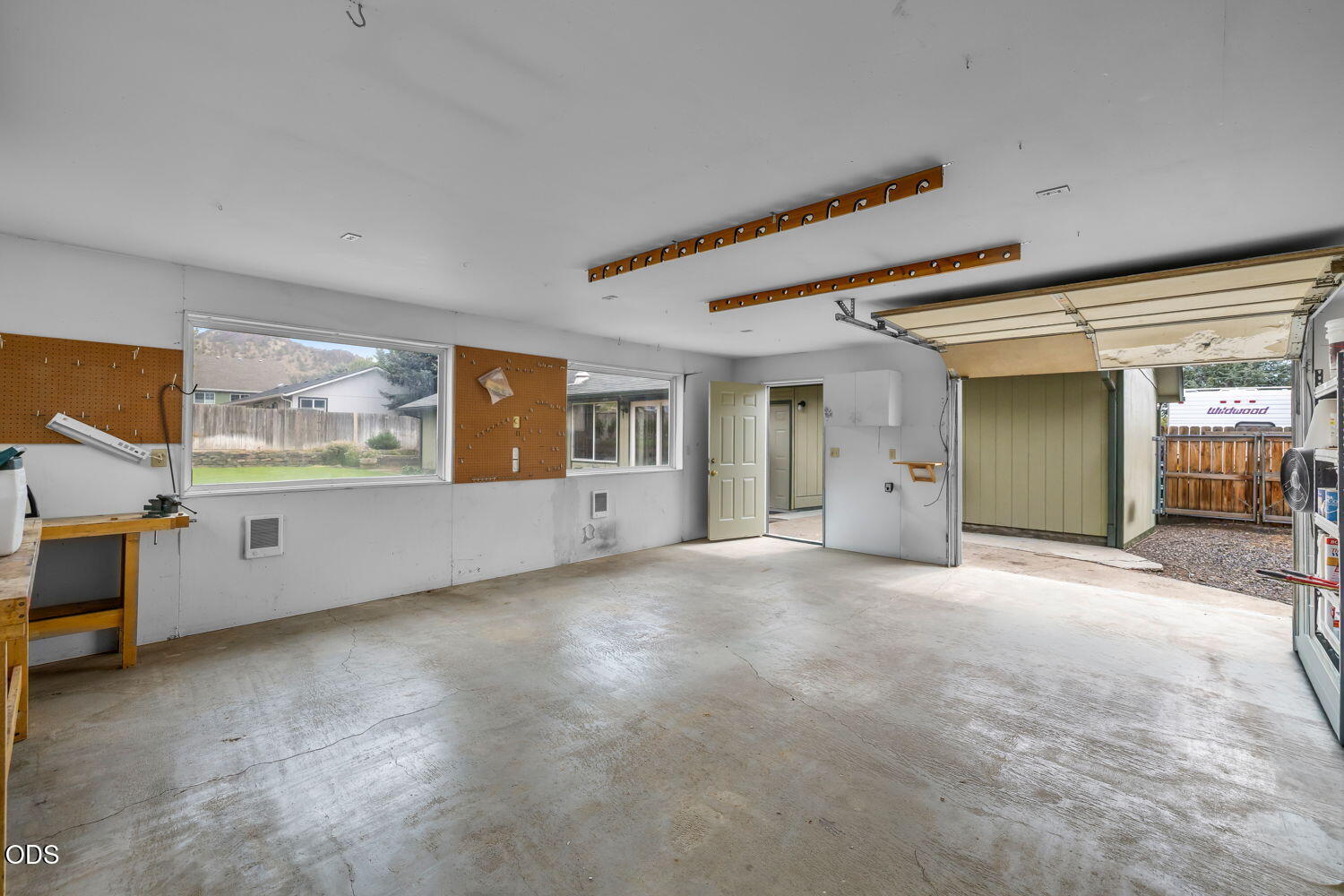 Photo of 1287 NE Mountain Ash Road 25 of 30