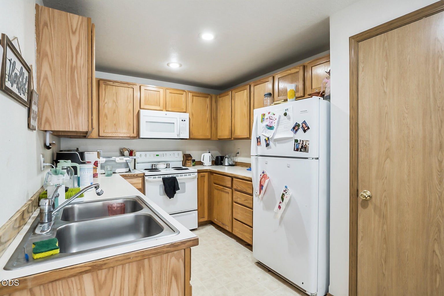 Photo of 2454 SW Wickiup Court 4 of 18