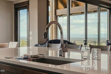 No complaints to be had when rinsing dishes with this view
