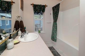 Photo of 1035 NE Wyoming Drive 12 of 27
