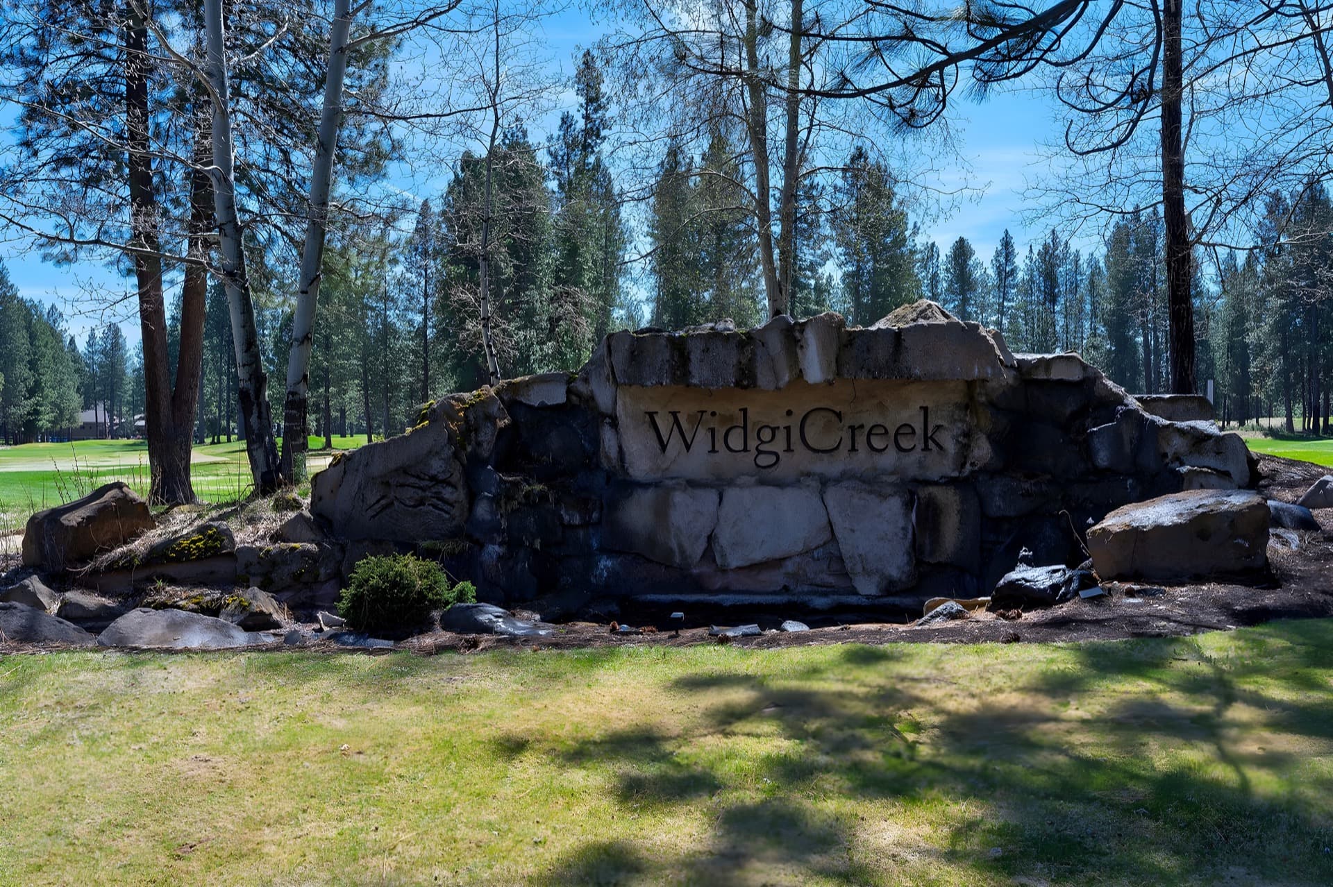 Widgi Creek fairway in a ponderosa corridor near the Deschutes River