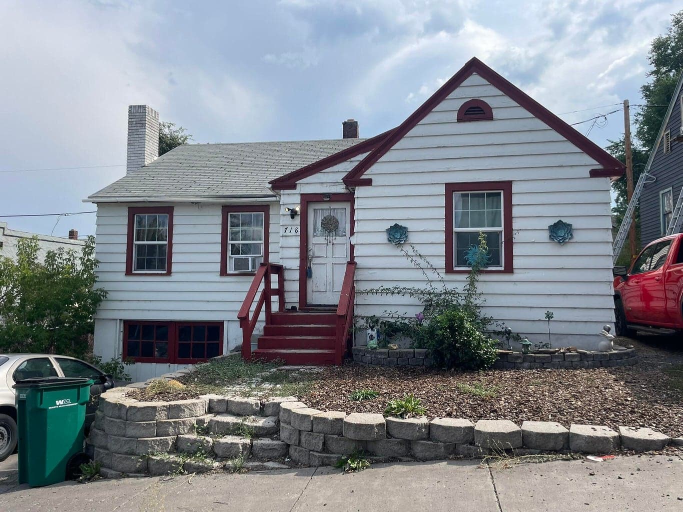 718 Roseway