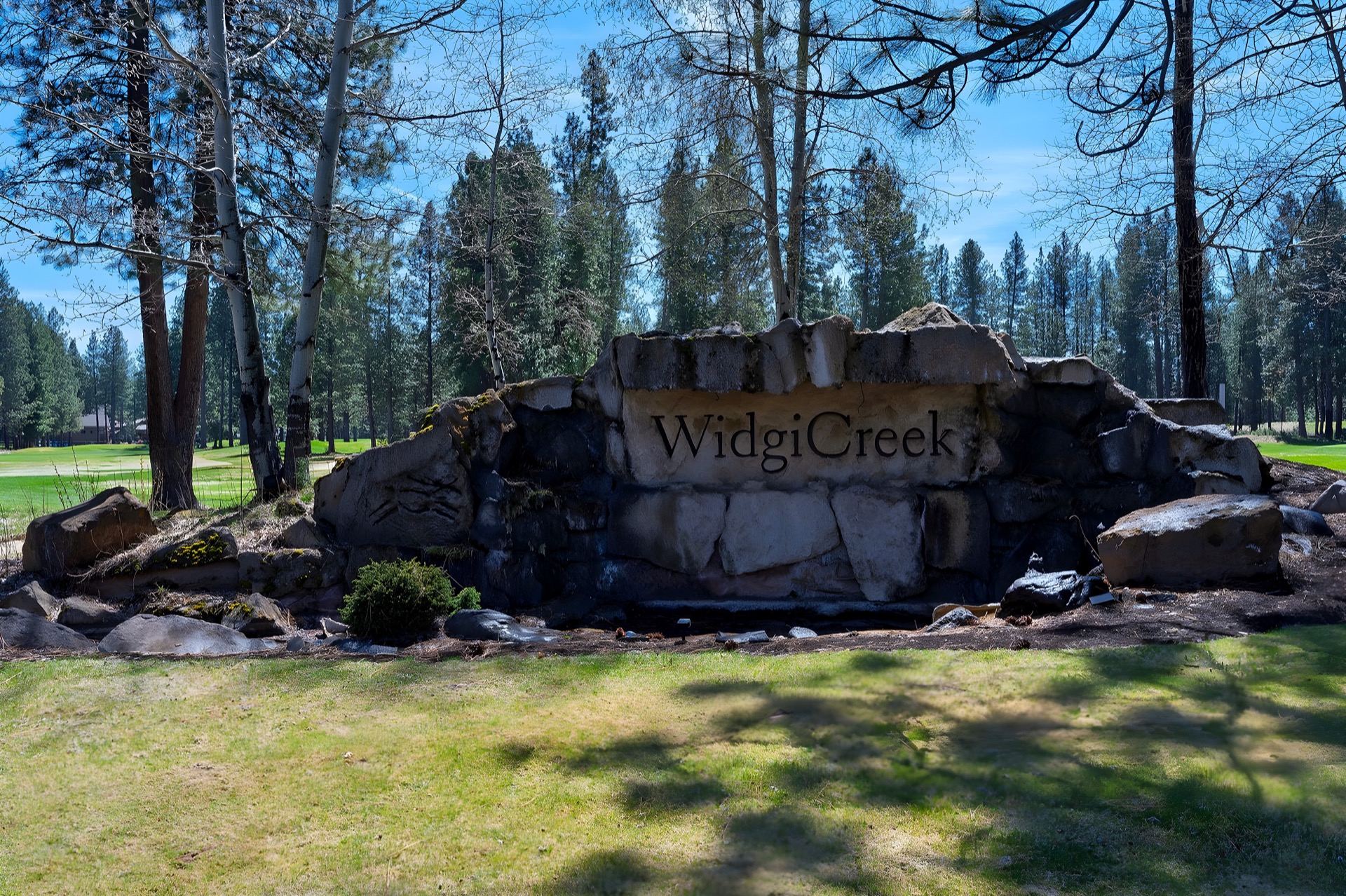 Widgi Creek fairway in a ponderosa corridor near the Deschutes River